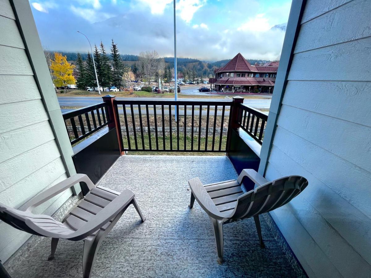 Canadian Rockies Chalets Канмор Экстерьер фото