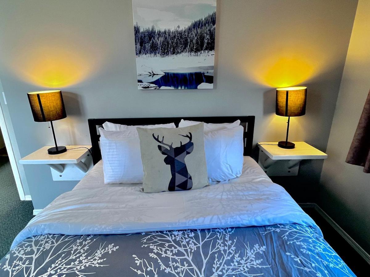Canadian Rockies Chalets Канмор Экстерьер фото