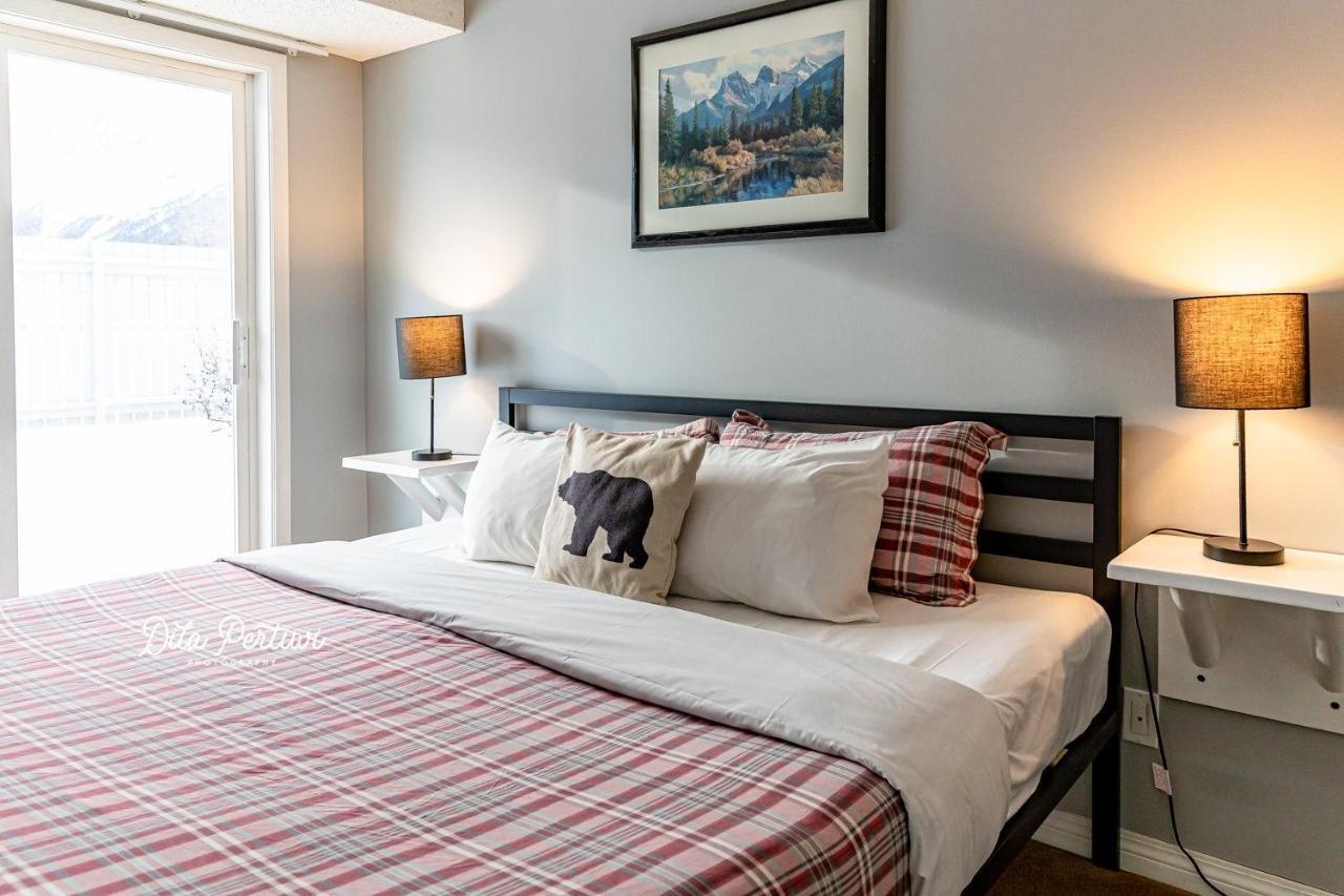 Canadian Rockies Chalets Канмор Экстерьер фото